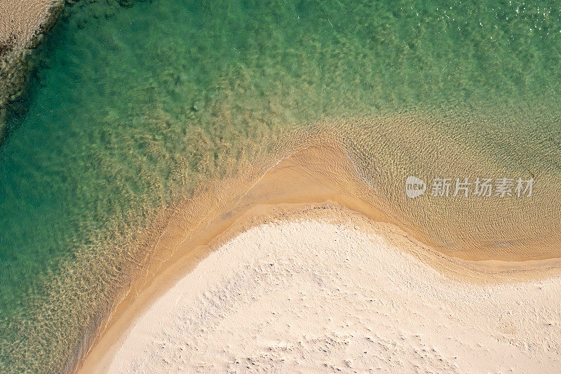 特写原始河口或入口流入海洋在一个阳光灿烂的日子