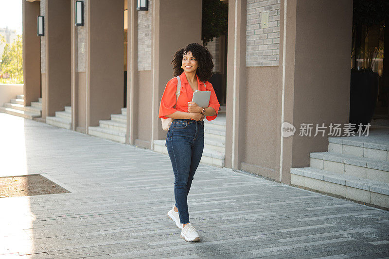 一个美丽的女孩的肖像携带一个数字平板电脑