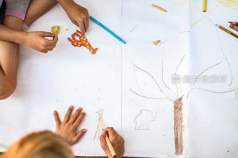 孩子们画画的手特写