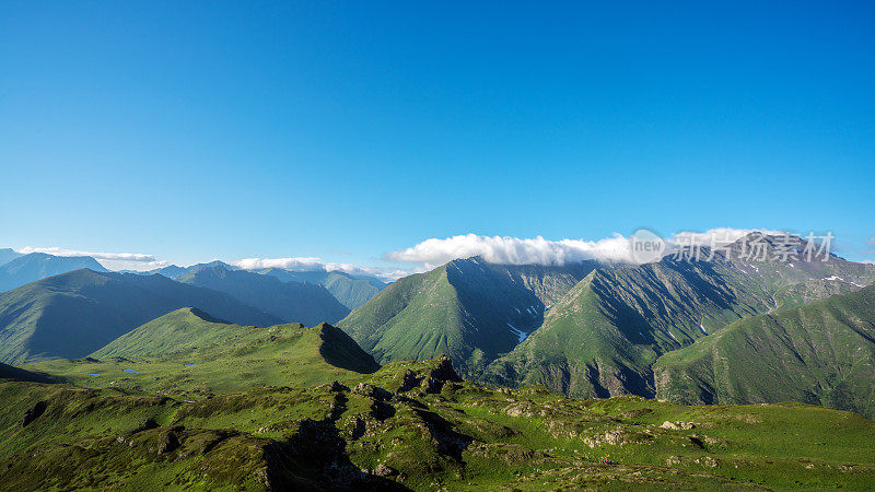 令人惊叹的夏季景观绿色高加索山脉在阳光灿烂的日子