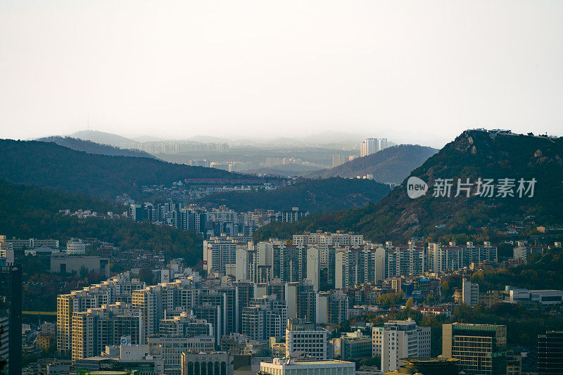 韩国首尔的天际线是一个阳光明媚的日子