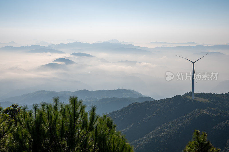 云海和山上的风力发电机