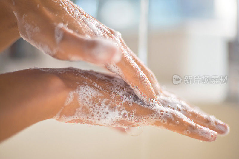 洗手，肥皂和清洁皮肤，细菌或去除家中水下的细菌。近距离的人在洗手清洁，肥皂消毒或抗菌清洁卫生