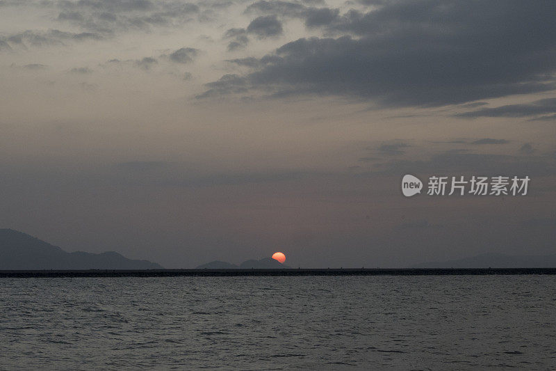 山后美丽的日落-图片