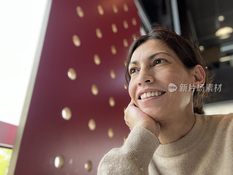 女人的肖像与红色背景