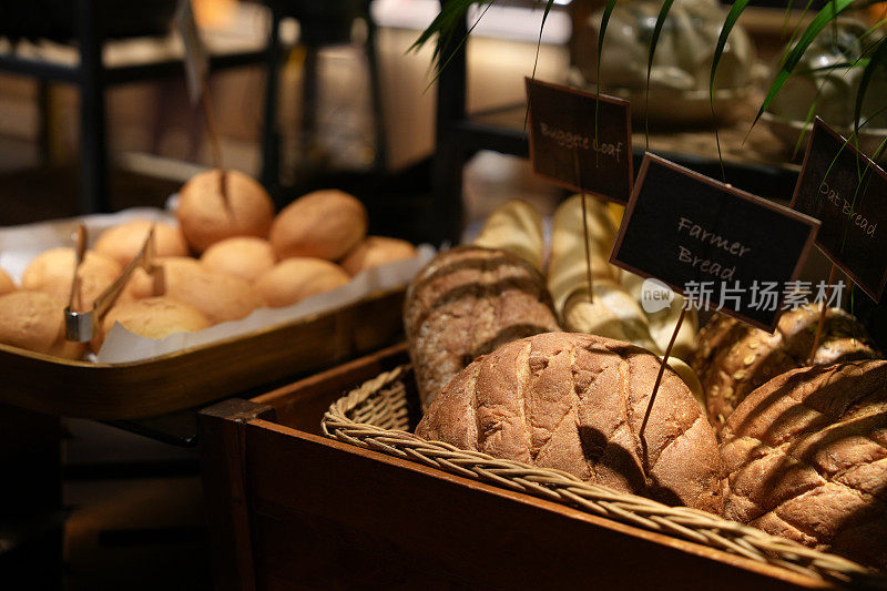 自助早餐与各种新鲜的面包店在木托盘