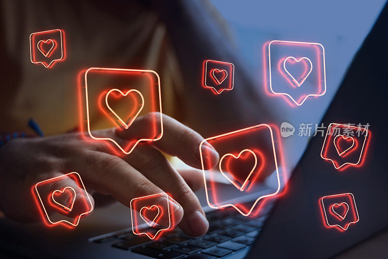 社交媒体概念。一个人在用心形的笔记本电脑。