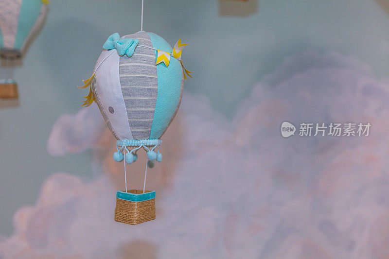 手工制作的气球和云彩装饰