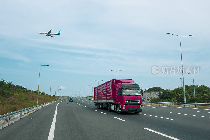 飞机飞过城市的高速公路和卡车