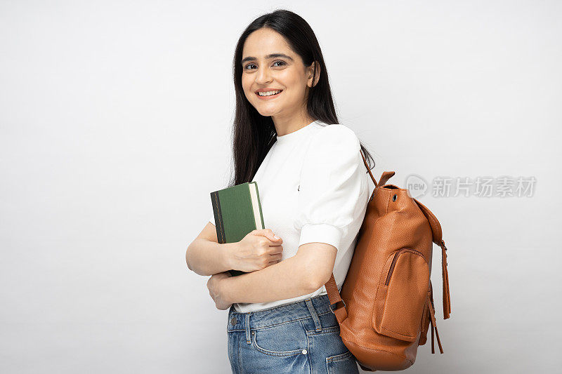 幸福的女学生站在白色背景股票照片的肖像