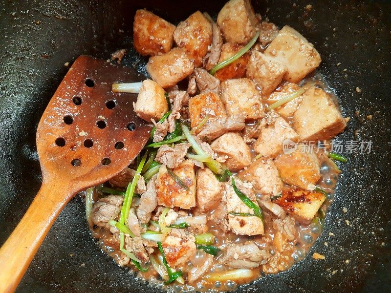 炒菜炒豆腐和肉末——食品准备。