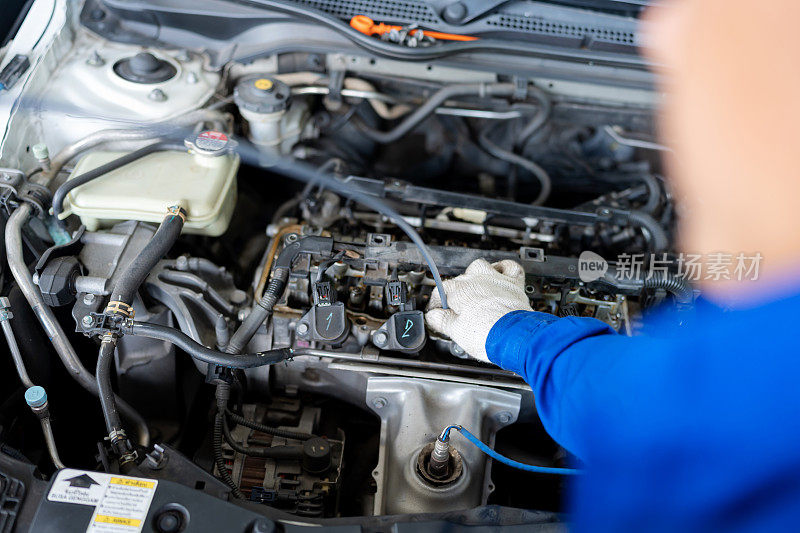 每年对发动机进行检查有助于防止发动机损坏。近距离机械工程师将塑料管插入发动机曲轴箱中，收集机油进行废油分析，防止发动机发生故障。