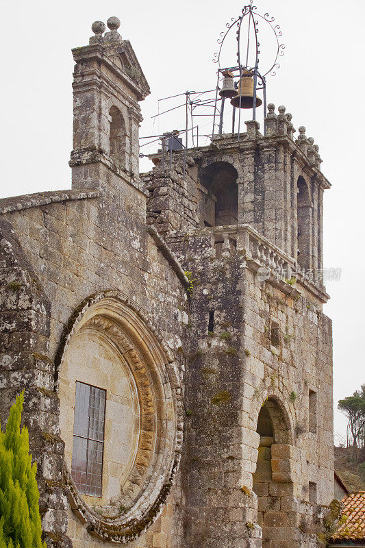 正面和钟楼，圣克洛迪奥修道院教堂，莱罗，欧伦塞，加利西亚，西班牙。