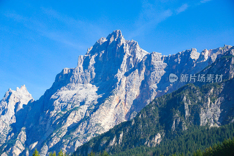 白云石山脉风景秀丽