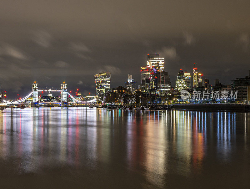 伦敦塔桥和城市天际线的夜景