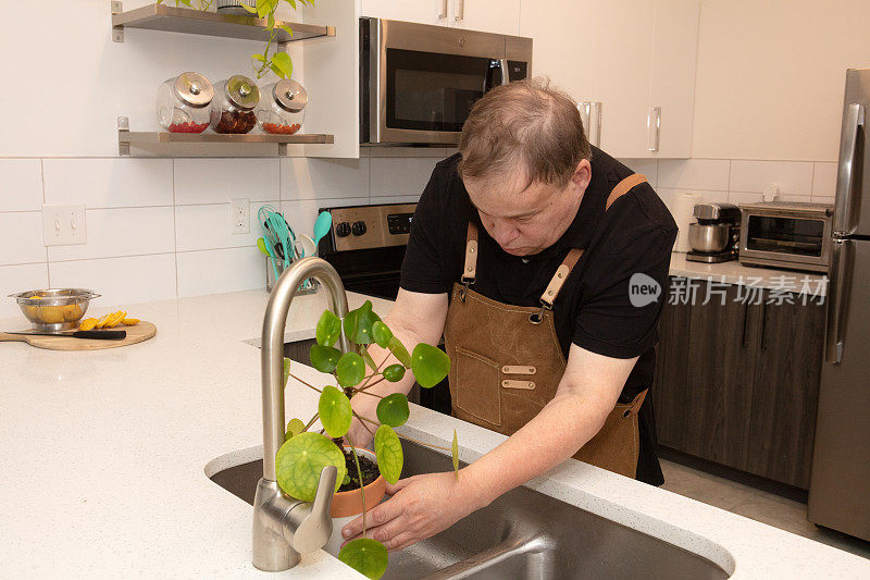 自闭症男子浇灌植物