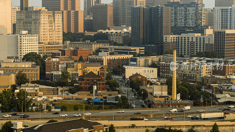 市中心连接器横跨商业和金融区亚特兰大，佐治亚州在阳光明媚的日子。空中城市