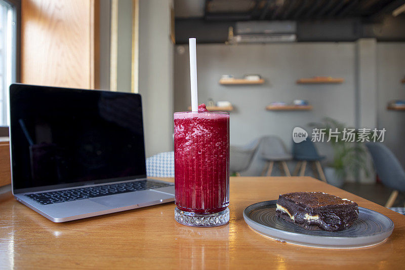 浆果木槿饮料，巧克力布朗尼和一台笔记本电脑