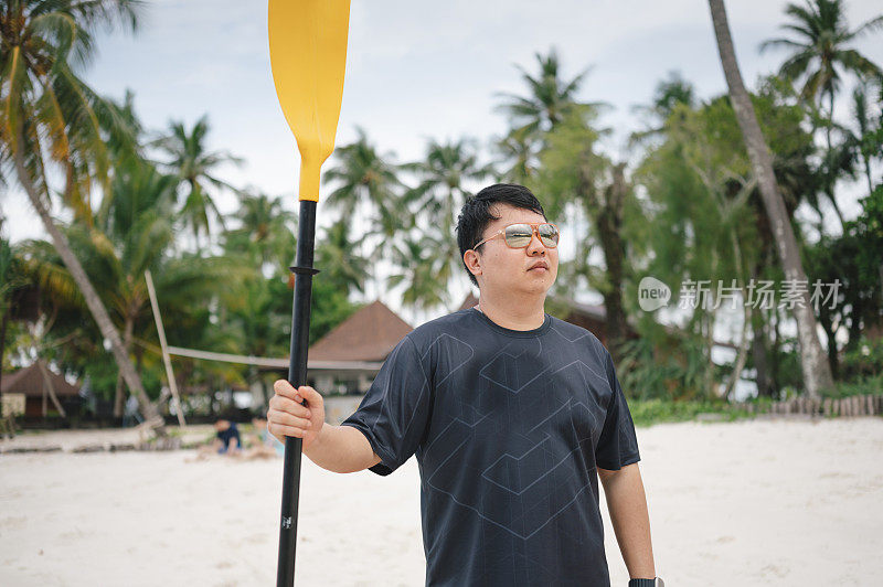自信加上尺寸超重亚洲男子划桨皮艇旅行在大海再次蔚蓝的天空在泰国甲米