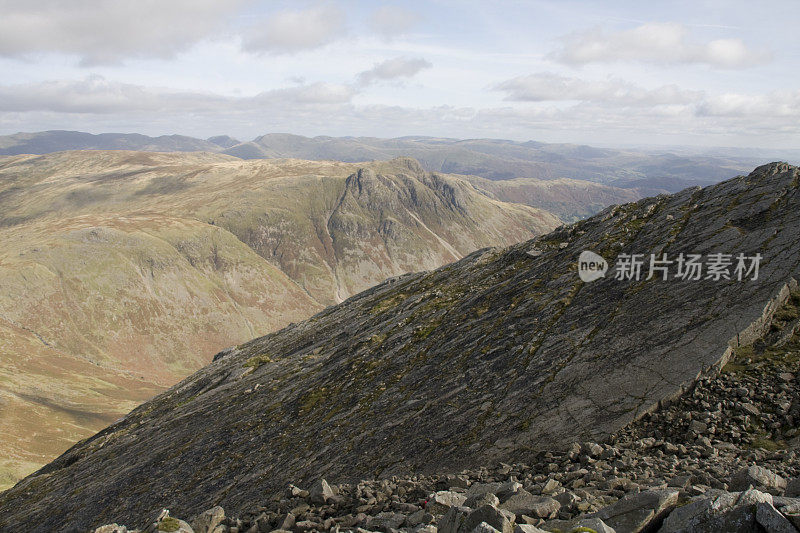 英国英格兰湖区坎布里亚郡，弓上的大板与背景中的朗代尔派克