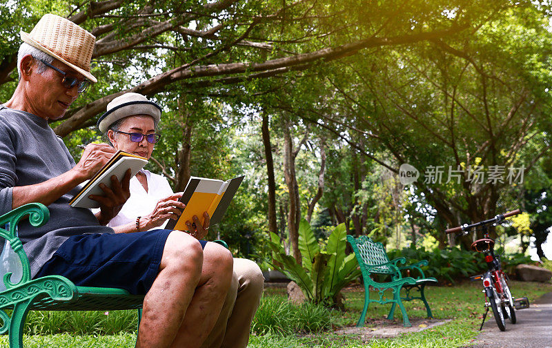 退休后的生活方式，一对老夫妇在公园里看书。