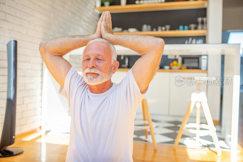 老人在家通过锻炼保持健康