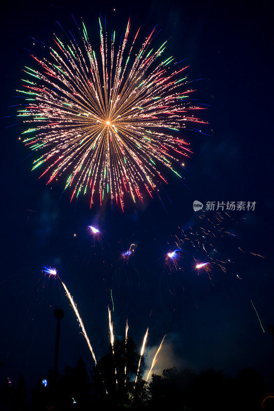 令人敬畏的烟花盛宴:温尼伯的夜空充满了色彩