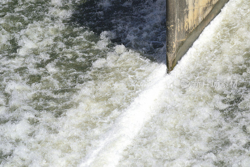 水流通过尖锐的水流方式。