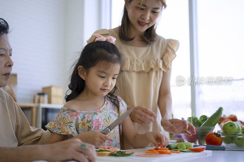 奶奶、妈妈和孙女在厨房准备食物。