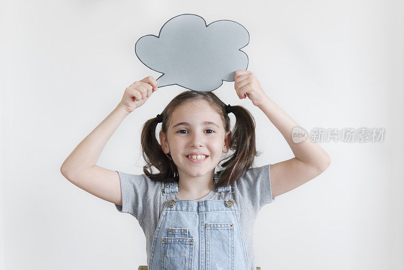 美丽的女孩抱着空白的言语泡泡孤立在白色上