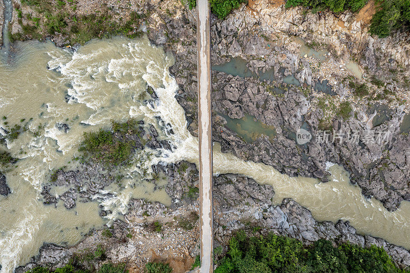 鸟瞰图，一座桥横跨岩石河道和河水