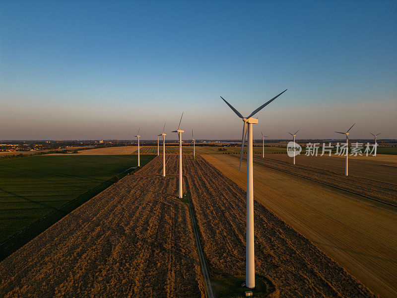 风电场户外摄影。图为农田上的风力发电场。图为风力涡轮机。风电机组，绿色能源理念。可再生能源的风力涡轮机