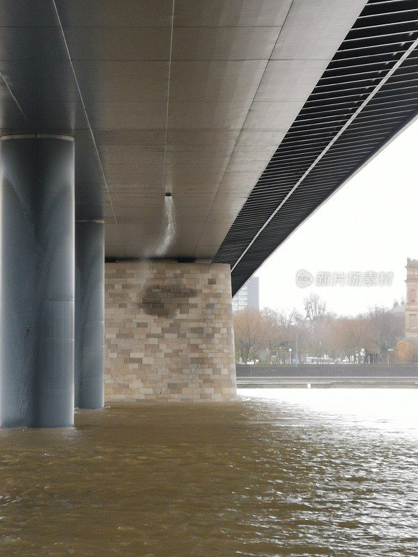 洪水期间，大量雨水从桥上流入莱茵河