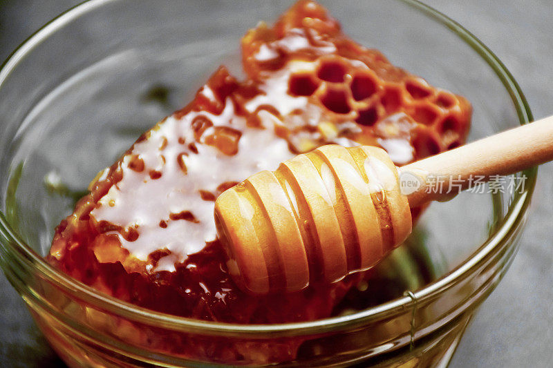 蜂蜜，蜜罐和蜂窝蜂蜜在一个碗里