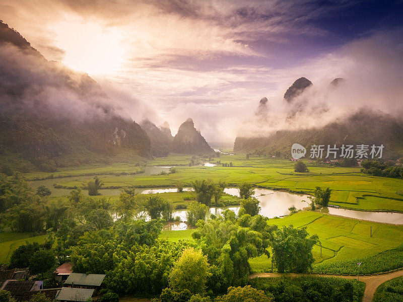 芳南河谷空中景观，越南曹邦省极具风光的景观，有河流、自然、绿色的稻田