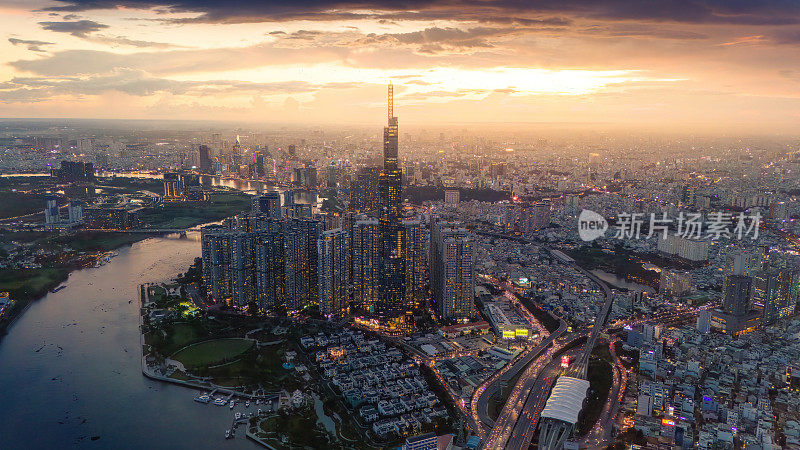地标81号的鸟瞰图-这是一座超高层摩天大楼和西贡大桥，沿着西贡河发展建筑