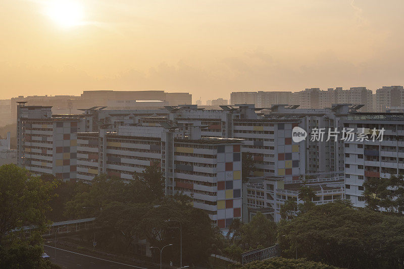 朦胧的新加坡住宅区的晨景