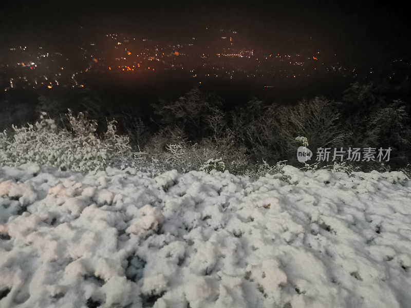 2023年11月，雪景和灯火通明的斯皮钦根市