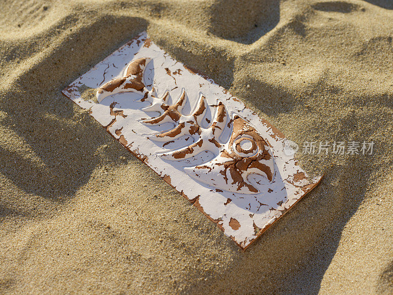 沙滩上的陶瓷鱼骨造型。一个晴朗的日子。没有人。