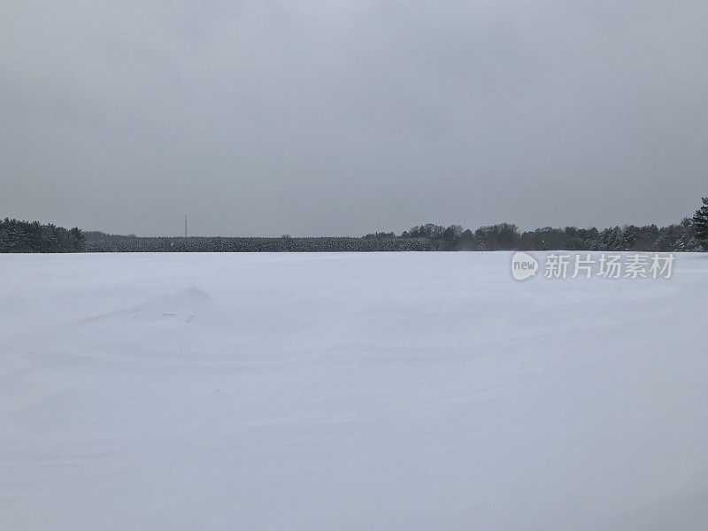 威斯康辛州北部暴风雪中的冬季乡村景观。