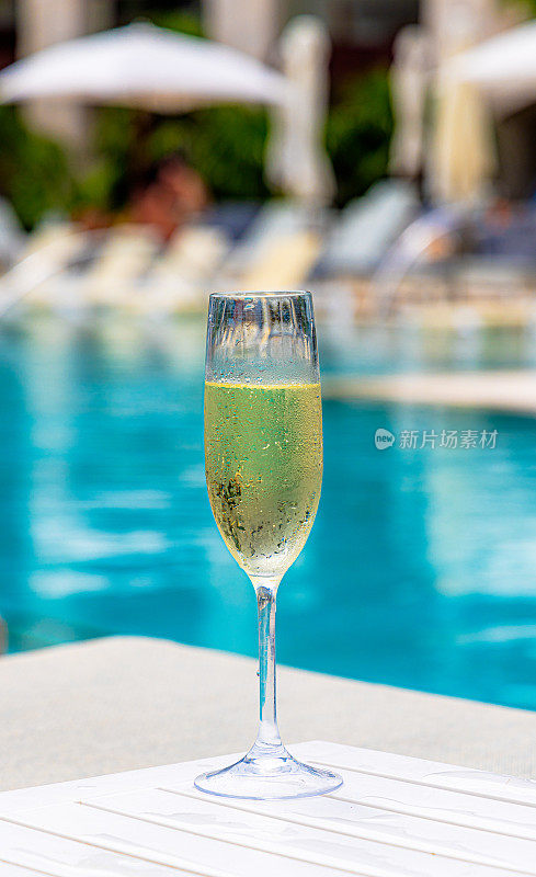泳池里的香槟酒杯