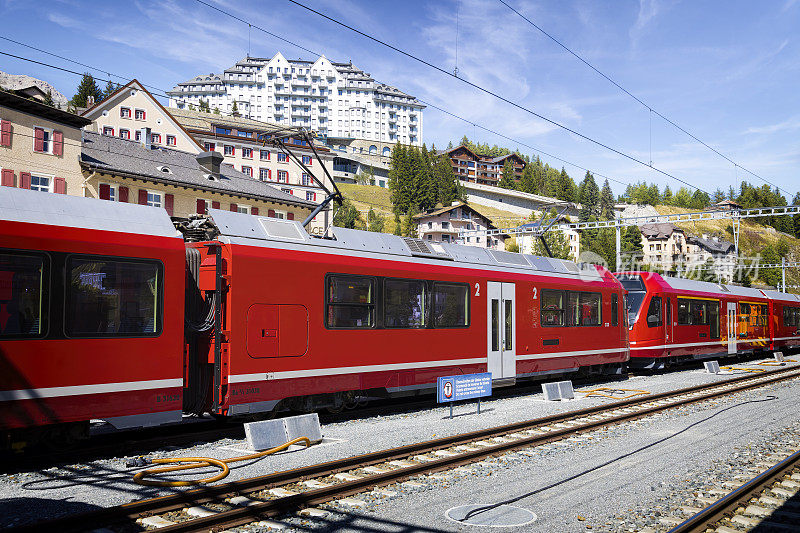 瑞士度假-圣莫里茨火车站有RhB火车