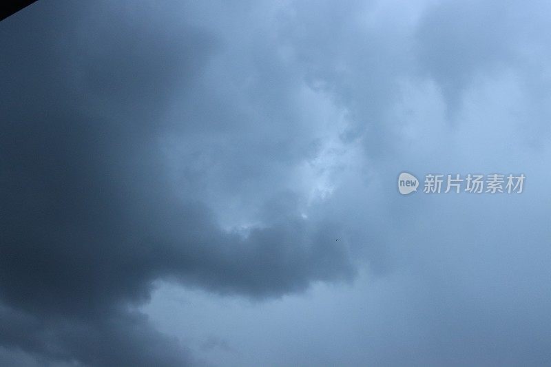 乌云聚集成大雨