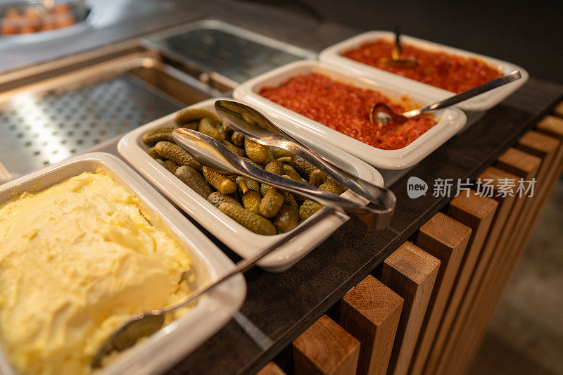 在豪华酒店自助餐的各种沙拉