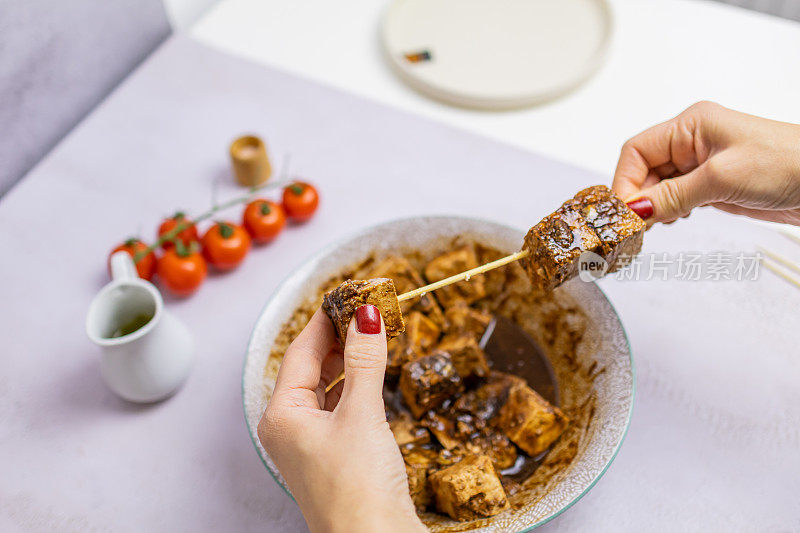 腌制的豆腐，可以烘烤或油炸。素食串。