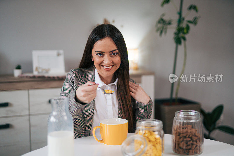 商务女性享用玉米片加牛奶，享用健康早餐