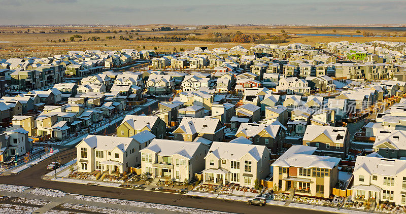 无人机拍摄的郊区丹佛市，科罗拉多州在下雪，秋天的一天