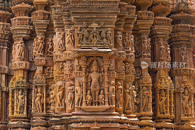 印度拉贾斯坦邦贾哈拉帕坦太阳神庙上的主维什瓦卡玛和其他印度教神灵的主要雕刻。