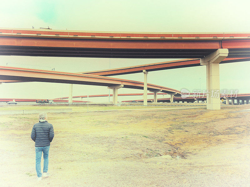 一名男子在德克萨斯州达拉斯的高速公路立交桥附近行走