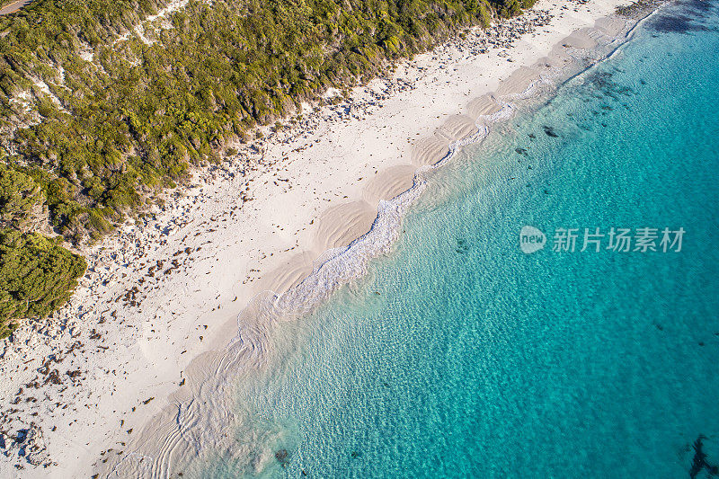 海滨鸟瞰图，沙滩和海水蓝色的海洋